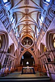 Das Seitenschiff der mittelalterlichen Kathedrale von Wells, erbaut im Stil der frühen englischen Gotik im Jahre 1175, Wells Somerset, England.