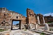 Das Nordtor ist Teil eines Befestigungssystems, das in Hierapolis im späten 4. Jahrhundert unter Theodosius errichtet wurde. Die archäologische Stätte von Hierapolis in der Nähe von Pamukkale in der Türkei.