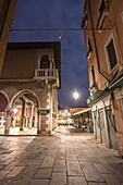 Venedig, Venetien, Italien: Dämmerung am Canal Grande. Rialto-Markt.