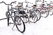 Eingeschneit unter Fahrrädern in Eindhoven, Niederlande, Europa.