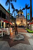Singapur, Singapur - 19. Oktober 2018: Junge Frau fotografiert vor der Masjid Sultan (Sultan-Moschee) in der Muscat Street - Kampong Glam. Das muslimische Viertel, das arabische Viertel, ist ein beliebtes Touristenziel in Asien.