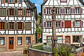 Fachwerkhäuser am Marktplatz, Stadt Schiltach, Schwarzwald, Deutschland, historische Altstadt, Brunnen mit Pfeiler und Wappen.