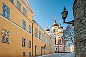 Wintermorgen in der Altstadt von Tallinn, Estland. Alexander-Newski-orthodoxe Kirche in der Ferne.