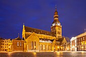 Winterabend in der Kathedrale von Riga, Lettland.