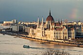 Sonnenuntergang am ungarischen Parlament in Budapest, Ungarn.