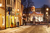 Winterabend in der Altstadt von Vilnius, Litauen.