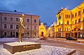 Winterdämmerung in der Altstadt von Vilnius, Litauen.