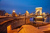 Abend an der Kettenbrücke über die Donau in Budapest, Ungarn.