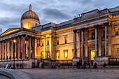 England, London, Trafalgar Square, die National Gallery bei Nacht.