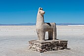 Eine aus Salz gehauene Lama-Statue in Salinas Grandes, einer Salzpfanne in den Anden, liegt auf einer Höhe von 3,450 Metern an der Grenze der Provinzen Salta und Jujuy, Argentinien.