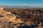 Blick bei Sonnenuntergang vom Aussichtspunkt der Felsformation im Tal des Mondes in der Nähe von San Pedro de Atacama in der Atacama-Wüste im Norden Chiles.