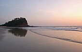 Kashid Strand liegt 30 km von Alibaug entfernt, berühmt für sein wunderschönes klares blaues Wasser, weißen Sand und schöne Bäche, Maharashtra, Indien.