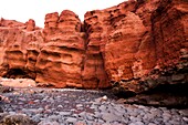 Die erodierten felsigen Ebenen des vulkanischen roten Berges. El Golfo, Lanzarote. Spanien.