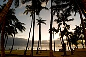 Sonnenuntergang am Strand von Waikiki Beach. O'ahu. Hawaii. Waikiki ist vor allem für seine Strände bekannt und jedes Zimmer ist nur zwei oder drei Blocks vom Meer entfernt. Mit Leahi (Diamond Head) als Kulisse sind die ruhigen Gewässer von Waikiki perfekt für eine Surfstunde. Tatsächlich wuchs der legendäre hawaiianische Wassermann Duke Kahanamoku mit dem Surfen auf den Wellen von Waikiki auf.