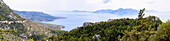 Westküstenpanorama mit Agios Ioannis Bay und Inseln Fourni, Chrysomilia und Thymena vom Aussichtspunkt Agios Nektarios an der Westküste der Insel Samos in Griechenland