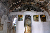 freskierter Innenraum der kleinen Kirche Agios Georgios im Bergdorf Drakei auf der Insel Samos in Griechenland