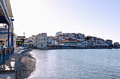 Kokkari, Altstadt mit Tavernen am Hafen und Ausblick aufs Meer auf der Insel Samos in Griechenland