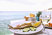 gegrillte Dorade, serviert in der Taverne Poseidon in Kokkari auf der Insel Samos in Griechenland
