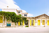 Neo Karlovassi, Straße Kon/nou Kanari Richtung Hafen mit Street Art von b. This is my world und Simple G auf der Insel Samos in Griechenland