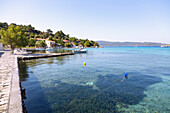 Hafenpromenade in Posidonio im Osten der Insel Samos in Griechenland
