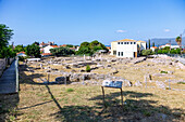 Archäologisches Museum mit Ausgrabungsgelände und Blick auf Turm des Lycourgos in Pythagorion auf der Insel Samos in Griechenland