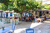 Taverne Blue Chairs Restaurant auf der Platia von Vourliotes im Norden der Insel Samos in Griechenland