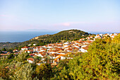 Vourliotes, Bergdorf mit Küstenblick im Norden der Insel Samos in Griechenland