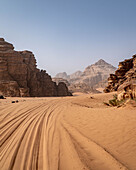 Spuren im Sand, Wadi Rum, Jordanien