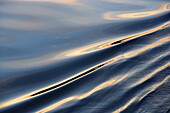 Wellen und Reflexionen auf dem Wasser