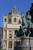 Statue am Maria-Theresien-Platz, im Hintergrund das Naturhistorische Museum, Wien, Österreich
