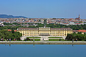 Blick von der Gloriette auf Schloss Schönbrunn, Wien, Österreich