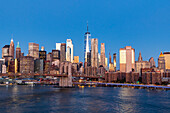 Manhattan, New York, USA. Sonnenaufgang über Manhattan und der Brooklyn Bridge.