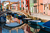 Italien, Burano, Reflexion von bunten Häusern im Kanal.