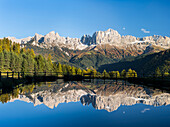 Rosengarten (Catinaccio) Massiv in den Dolomiten von Südtirol (Alto Adige). Reflexion der Hauptgipfel in einem Teich am späten Nachmittag. Der Rosengarten ist Teil des UNESCO-Weltkulturerbes Dolomiten, Südtirol, Italien