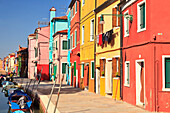 Brillant farbige Gebäude auf der Insel Burano, Lagunentour in der Nähe von Venedig, Italien, Europa