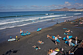Menschen schwimmen, surfen, sonnen und essen am Strand von Las Canteras in Las Palmas, Gran Canaria, Kanarische Inseln, Spanien, Atlantik, Europa