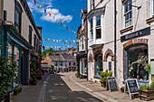 Blick auf Geschäfte und Cafés auf Kirkgate, Ripon, North Yorkshire, England, Vereinigtes Königreich, Europa