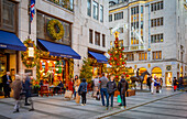 Blick auf Weihnachtsschmuck, Weihnachtsbaum und Geschäfte in der New Bond Street zu Weihnachten, London, England, Vereinigtes Königreich, Europa