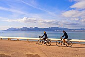 Radfahrer auf dem Boulevard de la Croisette, Cannes, Alpes-Maritimes, Provence-Alpes-Cote d'Azur, Frankreich, Mittelmeer, Europa