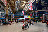 Pendler auf der Passagierhalle an der Victoria Station in London, England, Vereinigtes Königreich, Europa