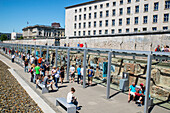 Abschnitt der Berliner Mauer durch das Museum Topographie des Terrors, Berlin, Deutschland, Europa