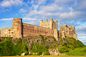 Bamburgh Castle und Mauern von Bamburgh Castle aus Bamburgh Village, Northumberland, England, Vereinigtes Königreich, Europa
