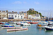 Hafen von Ilfracombe mit Yachten und St.-Nikolaus-Kapelle mit Blick auf die Stadt Ilfracombe, Devon, England, Vereinigtes Königreich, Europa
