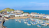 Ilfracombe Hafen und Strand vom South West Coast Path oberhalb der Stadt Ilfracombe, Devon, England, Vereinigtes Königreich, Europa