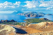 Blick auf den Archipel der Äolischen Inseln von Gran Cratere, Insel Vulcano, Äolischen Inseln, UNESCO-Weltkulturerbe, Sizilien, Italien, Mittelmeer, Europa