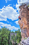 Mann beim Klettern in The Pit (Le Petit Verdon) in Sandy's Canyon, Flagstaff, Arizona, Vereinigte Staaten von Amerika, Nordamerika