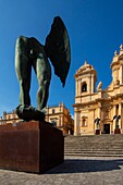 Mitoraj-Skulptur vor der Kathedrale von San Nicolo, UNESCO-Weltkulturerbe, Noto, Syrakus, Sizilien, Italien, Europa