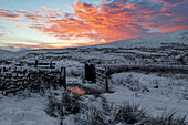 Winteransicht des schneebedeckten Wildboarclough mit erstaunlichem Sonnenaufgang, Wildboarclough, Cheshire, England, Vereinigtes Königreich, Europa