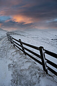 Winteransicht mit Zaun in Richtung Rushup Edge, Peak District, Derbyshire, England, Vereinigtes Königreich, Europa
