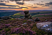 Die Felsformation Salzkeller mit Heidedecke bei Sonnenuntergang, Derbyshire, England, Vereinigtes Königreich, Europa